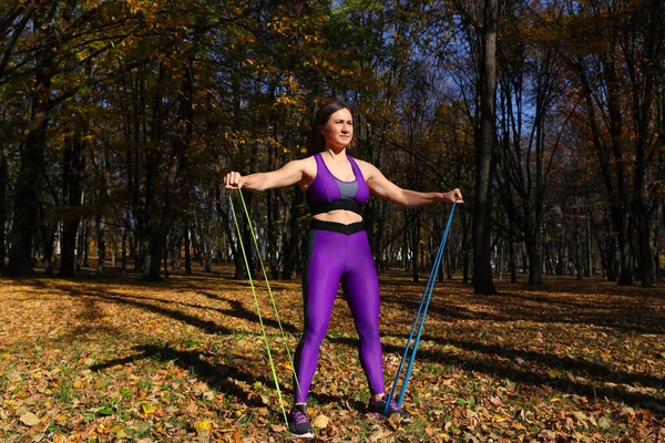 Nahaufnahme Eines Sportlichen Mädchens Bei Übungen Mit Einem Fitness Gummiband — Stockfoto