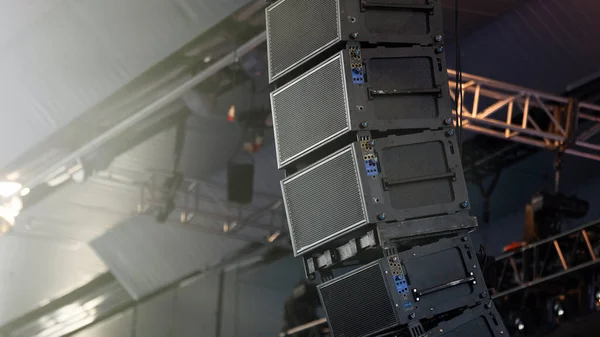 Professionele Audio Apparatuur Opgehangen Aan Het Plafond Audio Speakers Voor — Stockfoto