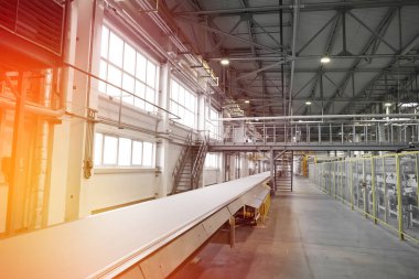 İnşaat için alçı taşı üretim hattı. İnşaat malzemeleri üretimi için fabrika