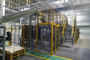 İnşaat için alçı taşı üretim hattı. İnşaat malzemeleri üretimi için fabrika