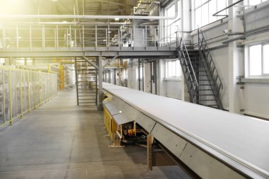 İnşaat için alçı taşı üretim hattı. İnşaat malzemeleri üretimi için fabrika