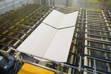 İnşaat için alçı taşı üretim hattı. İnşaat malzemeleri üretimi için fabrika