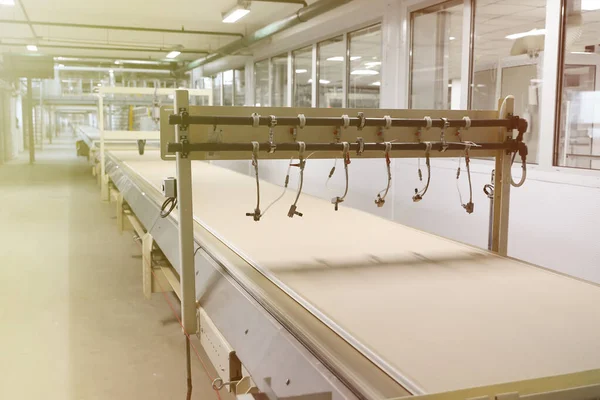 İnşaat için alçı taşı üretim hattı. İnşaat malzemeleri üretimi için fabrika