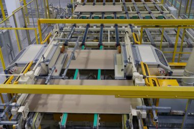 İnşaat için alçı taşı üretim hattı. İnşaat malzemeleri üretimi için fabrika