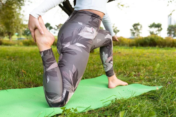 Parkta Yoga Yaparken Kızın Bacaklarının Yakın Çekimi — Stok fotoğraf