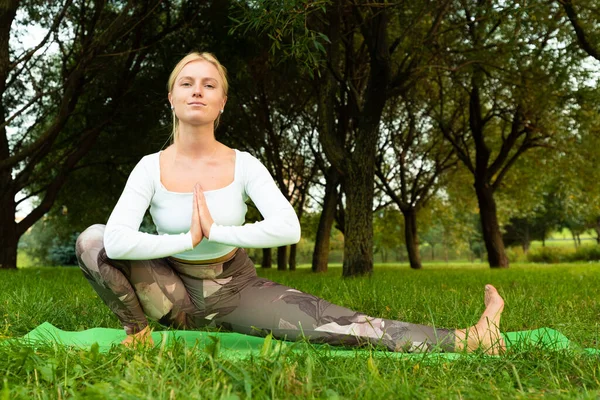 Blonde White Shirt Sports Leggings Doing Yoga Rug Park — Stock Photo, Image