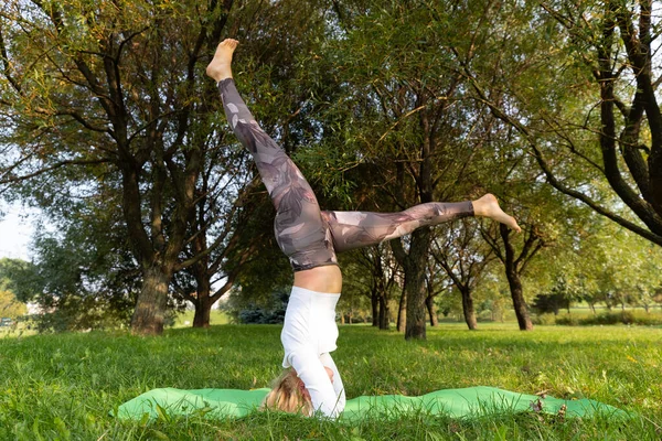 Kız Parkta Yoga Yaparken Kafasının Üstünde Duruyor — Stok fotoğraf