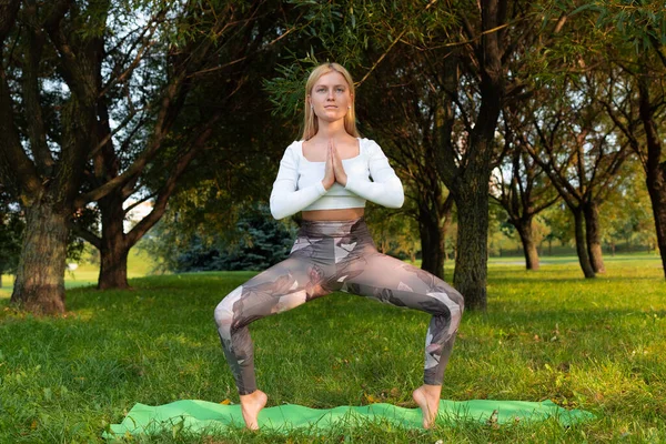 Sportliche Blondine Macht Yoga Park — Stockfoto