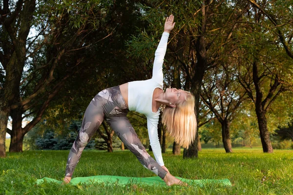 Sportif Sarışın Parkta Yoga Yapıyor — Stok fotoğraf