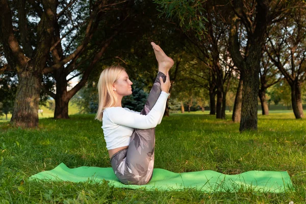 Sportif Sarışın Parkta Yoga Yapıyor — Stok fotoğraf