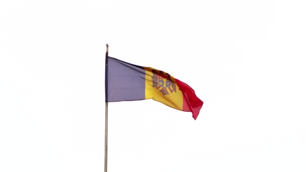 A bandeira da Moldávia ventos no vento — Vídeo de Stock