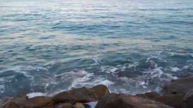 Heyecan verici deniz kayalar hits