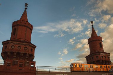 Berlin, Branderburg / Almanya. 3 Mayıs 2019. Berlin metro treni Oberbaum Köprüsü 'nü işletiyor. Berlin Nehri' ni geçen çift katlı bir köprü.