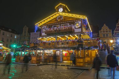 Ana Meydan Pazar Meydanı 'ndaki Noel pazarında renkli aydınlatma ve süslemelerle. Wroclaw Polonya