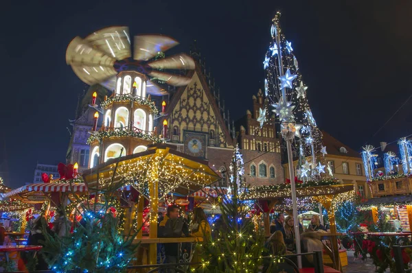 Rynek Bożonarodzeniowy Rynku Głównym Kolorowych Iluminacjach Dekoracjach Wrocław Polska — Zdjęcie stockowe
