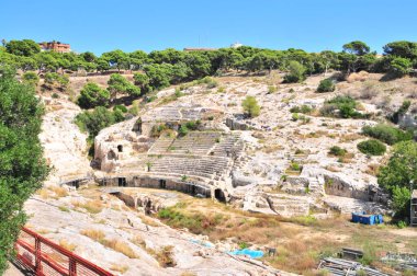 Cagliari, İtalya, Eylül 2019. Cagliari 'nin Roma Amfitiyatrosu. Anfiteatro di Cabliari