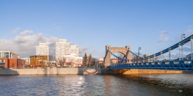 Wroclaw, Polonya, Şubat 2020. Grunwaldzki Köprüsü (en grunwaldzki) Wroclaw 'daki asma köprü