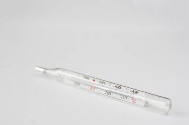 Merkür termometresi, beyaz arka planda 39 derece santigrat gösteriyor..