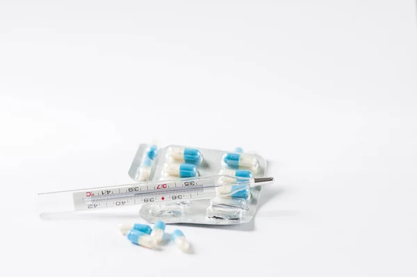 Zbliżenie Kolorowe Kapsułki Antybiotykami Opakowaniu Blistrowym Tło Apteki Termometr Rtęciowy — Zdjęcie stockowe