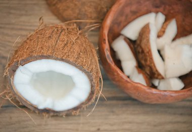 ahşap zemin üzerine Hindistan cevizi