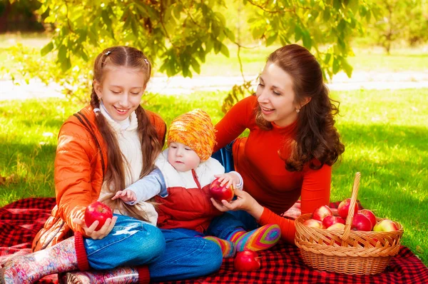 家庭与母亲和孩子们在公园在秋天 — 图库照片