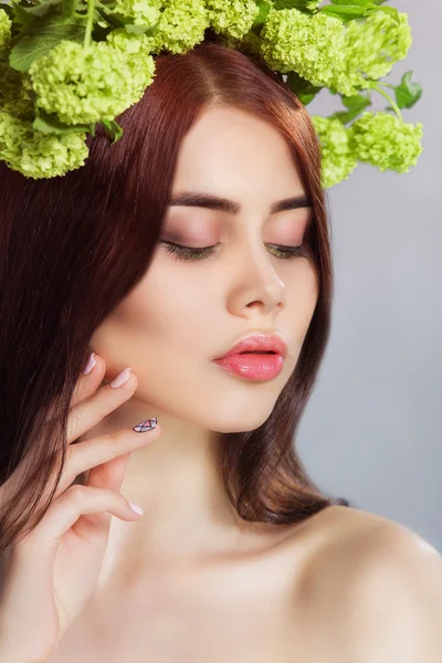 Skönhet mode modell flicka med blommor frisyr. Vacker modell kvinna med blommig blommor på huvudet. Naturen frisyr. Sommaren. Holiday kreativ Makeup — Stockfoto