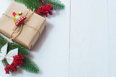 Noel hediye ve çam iğneleri beyaz zemin üzerinde bir delikanlı