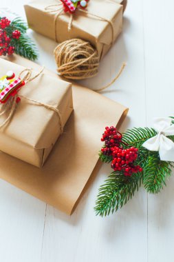 Noel hediye ve çam iğneleri beyaz zemin üzerinde bir delikanlı