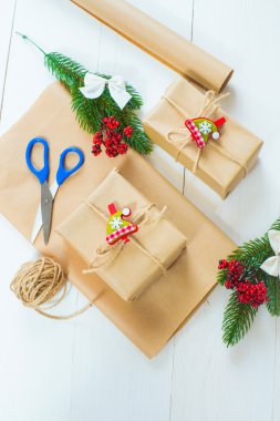 Noel hediye ve çam iğneleri beyaz zemin üzerinde bir delikanlı