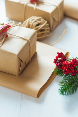 Noel hediye ve çam iğneleri beyaz zemin üzerinde bir delikanlı