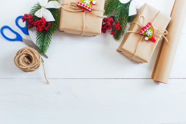 Noel hediye ve çam iğneleri beyaz zemin üzerinde bir delikanlı