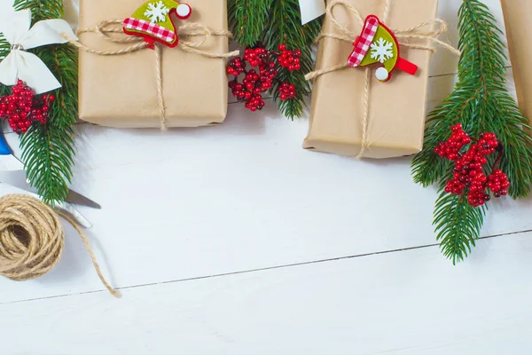 Weihnachtsgeschenk und ein Zweig Tannennadeln auf weißem Hintergrund — Stockfoto