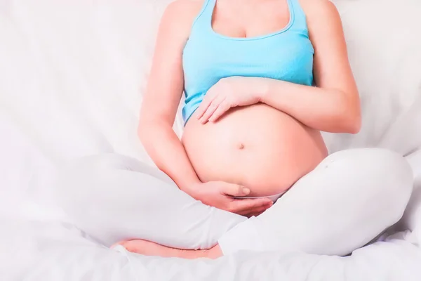 Embarazo. Vientre de mujer embarazada. Vida sana — Foto de Stock