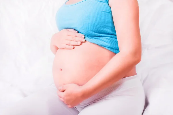Embarazo. Vientre de mujer embarazada. Salud. Vida sana — Foto de Stock