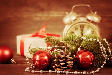 Retro çalar saat, Santa Claus şapka, baubles ve çam kozalağı ile Noel dekorasyon