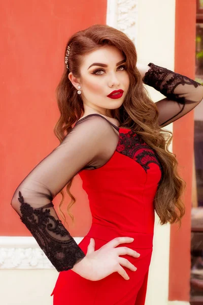 Hermosa joven con un vestido largo de noche rojo. La reina de la belleza en un vestido rojo — Foto de Stock