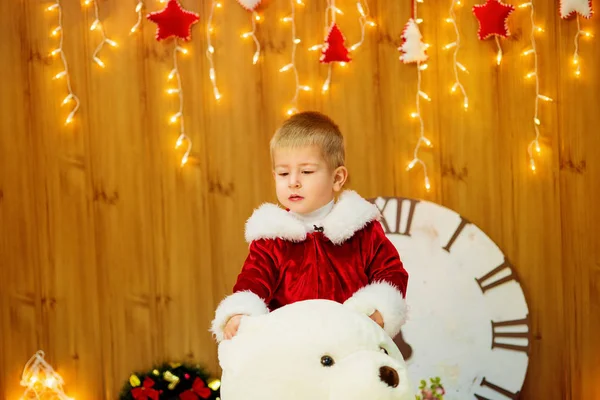 Liten pojke i adressed som Santa. Jul. Gåvor. Den festliga stämningen. Barndom — Stockfoto