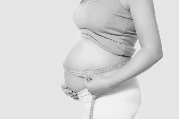 Embarazo. Vientre de mujer embarazada. Midiendo el centímetro del vientre embarazada. Salud. Medicina — Foto de Stock