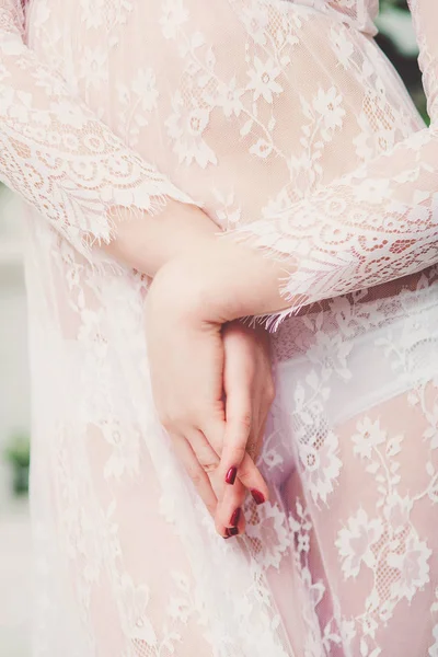 Les mains de la belle mariée en négligée blanche. Mariage. La jeunesse. Pureté — Photo
