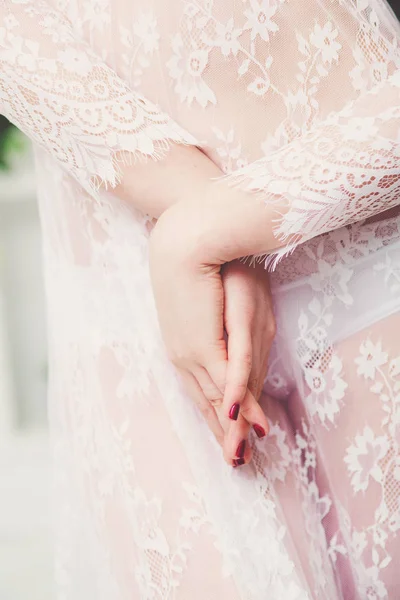 Schöne Hände der Braut in weißem Negligé. Hochzeit. Jugend. Reinheit — Stockfoto