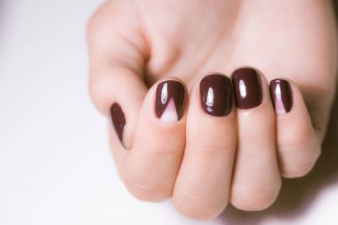 Güzel eller parlak manikür ile. Çivi çivi ile kaplı 