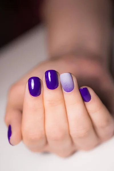 Hermosas manos femeninas con manicura brillante. Uñas cubiertas de clavos — Foto de Stock