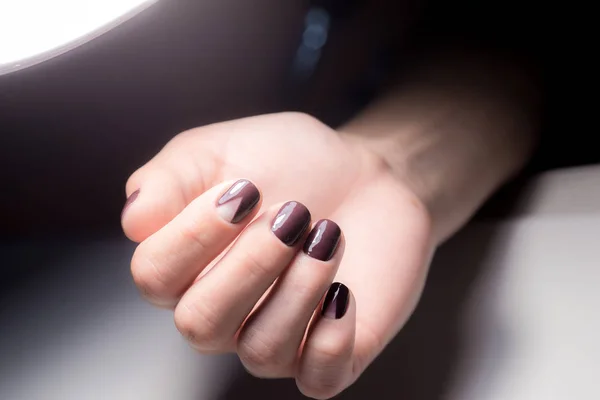 Belles mains féminines avec manucure lumineuse. Ongles recouverts d'ongles — Photo