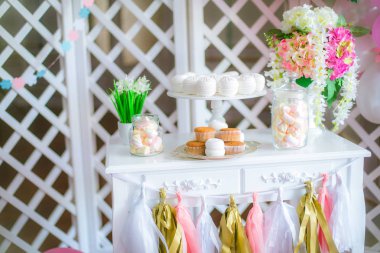 Bir çocuk partisi için pembe renkte çikolata. Havadar balonlar bebek şeker çubuğu ile dekore edilmiş