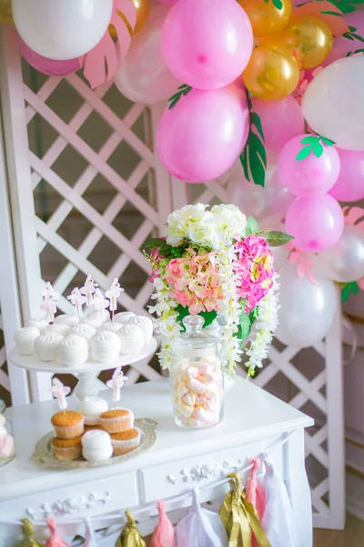 Candy bar em cores rosa para uma festa infantil. Decorado com balões arejados barra de doces de bebê — Fotografia de Stock
