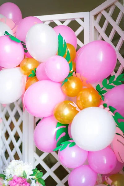Candy bar i rosa färger för ett barnkalas. Dekorerad med luftiga ballonger baby chokladkaka — Stockfoto