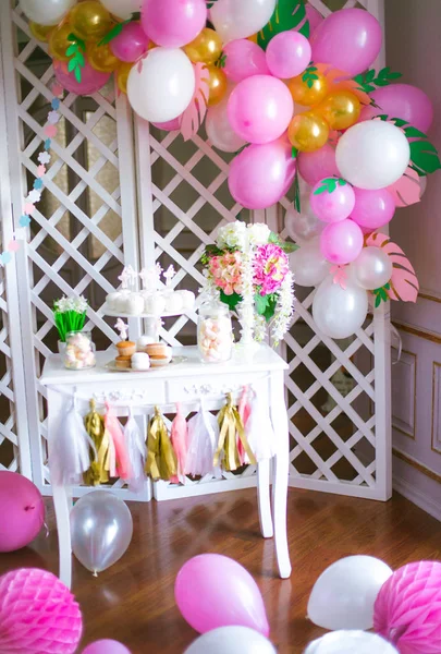 Barre à bonbons aux couleurs roses pour une fête d'enfants. Décoré avec des ballons aérés baby candy bar — Photo