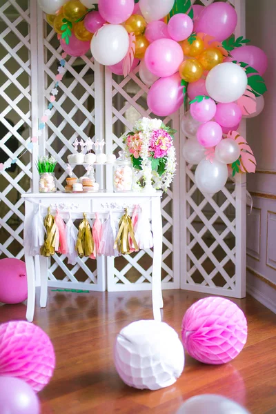 Barre à bonbons aux couleurs roses pour une fête d'enfants. Décoré avec des ballons aérés baby candy bar — Photo