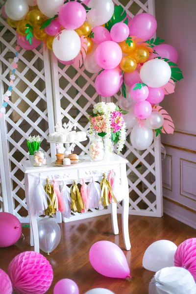 Candy bar i rosa färger för ett barnkalas. Dekorerad med luftiga ballonger baby chokladkaka — Stockfoto