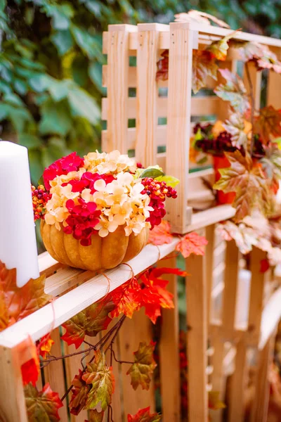 Hermoso otoño. Paisaje otoñal en la naturaleza. Las manzanas y las calabazas anaranjadas en el claro en otoño — Foto de Stock